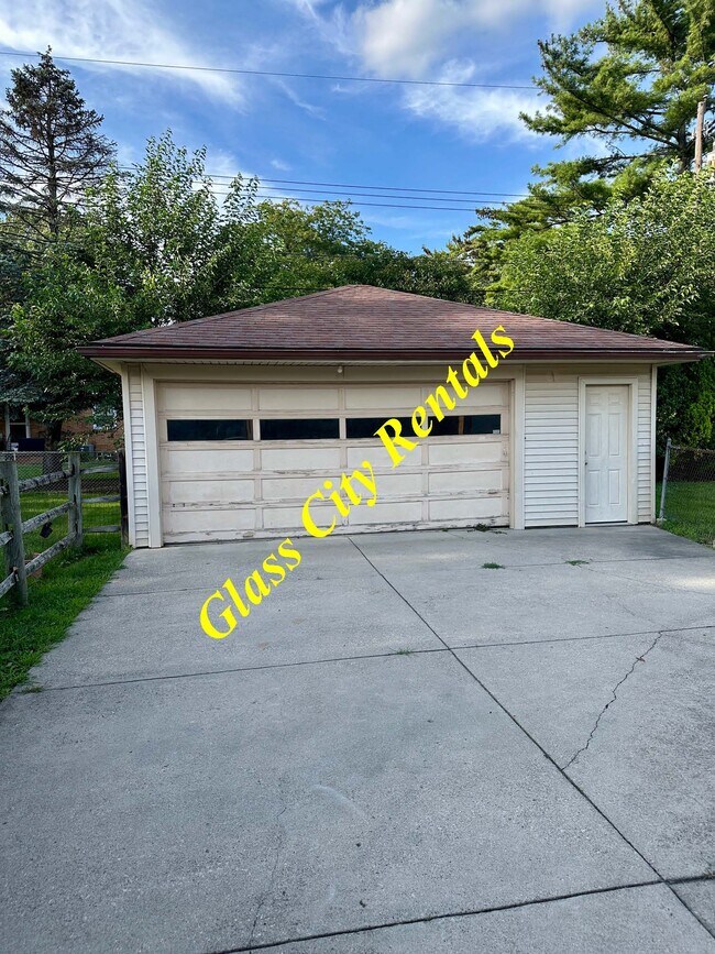 Building Photo - 650 Sandralee Dr