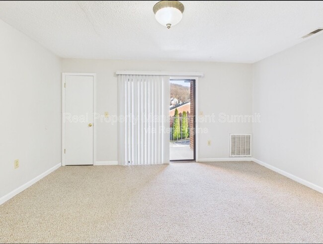 Interior Photo - 325 Campbell St.