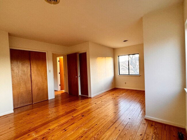 Building Photo - 2442 Red Hill Rd