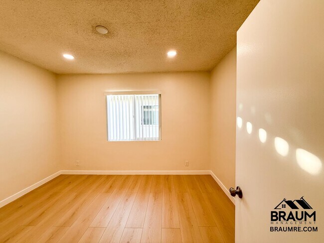 Building Photo - 13115 Oxnard St