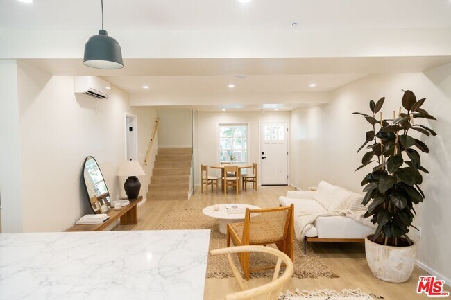 Building Photo - 1409 N De Longpre Ave