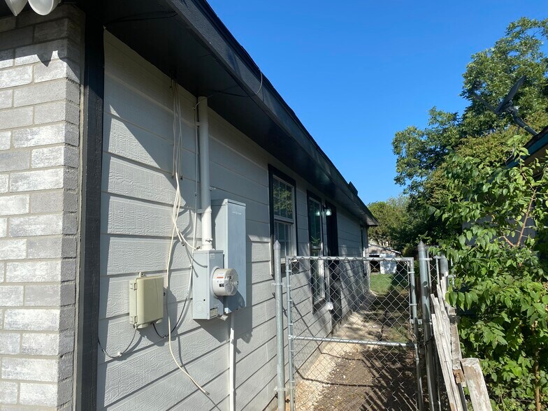 Building Photo - 2427 Wescott Ave