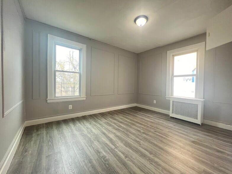 917 Grove St 2B - 916 Grove St