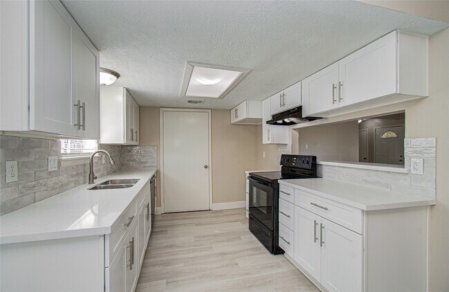 Building Photo - 13843 Rosetta Dr