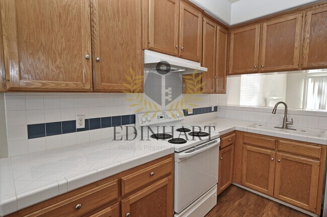 Building Photo - 774 Applegate Ave
