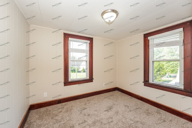 Building Photo - 547 E Ford Ave