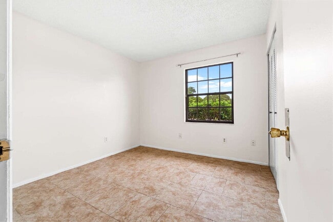 Building Photo - Recently updated 3BR, 2BA in The Shores