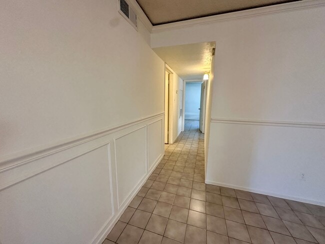 Building Photo - For Lease | 2 Bed, 1.5 Bath | 900 Sq Ft | Meadow Village