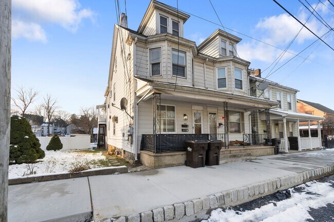 Building Photo - 458 Main St