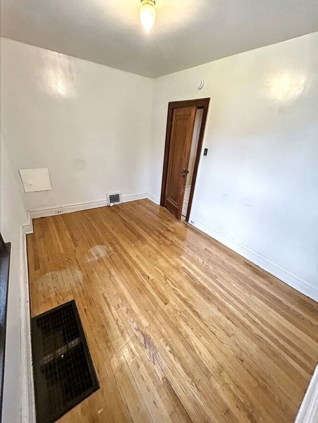 Building Photo - Charming 2-Bedroom Home with Fenced Yard i...