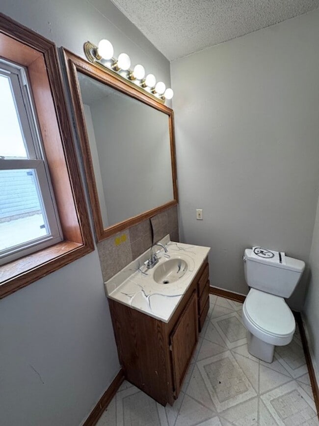 Building Photo - 1223 Elm St