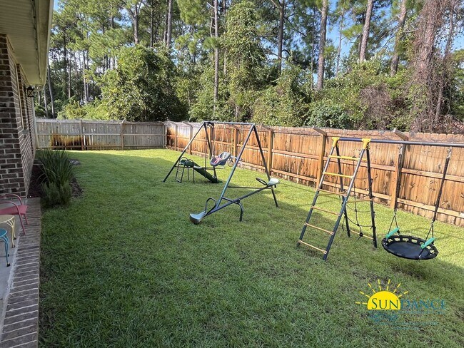 Building Photo - Efficient Solar 4-Bedroom Home in Navarre’s La Fontaine Gated Community with Deeded Beach Access!