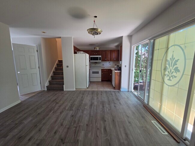 Building Photo - 740 Village Cir