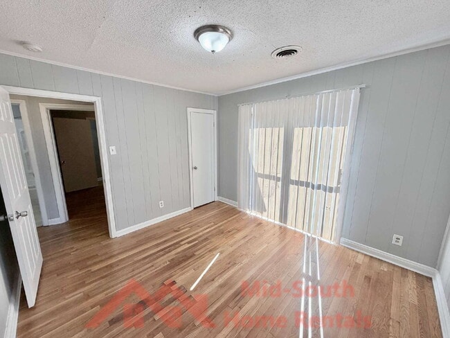 Building Photo - 2054 Benford St