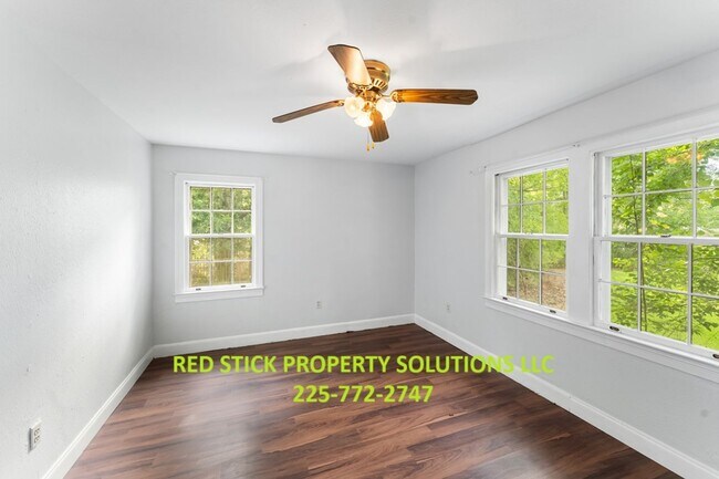 Building Photo - Spacious 2700 sq ft 3BR/2BA