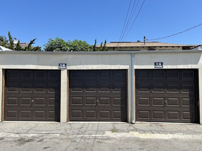 Building Photo - 560 E Erna Ave