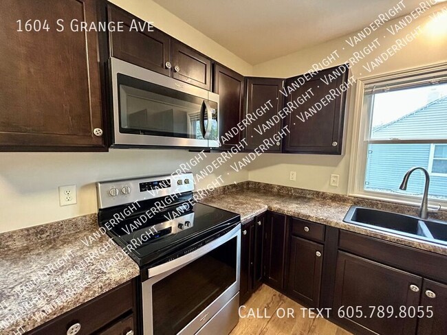 Building Photo - 1604 S Grange Ave