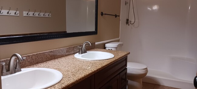 Building Photo - Beautifully Crafted 3 Bed 2 Bath Home in T...