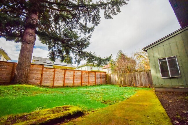 Building Photo - Spacious 4BD/2BA Two-Story Home w/ Fenced Yard & Huge Basement! Pets OK!