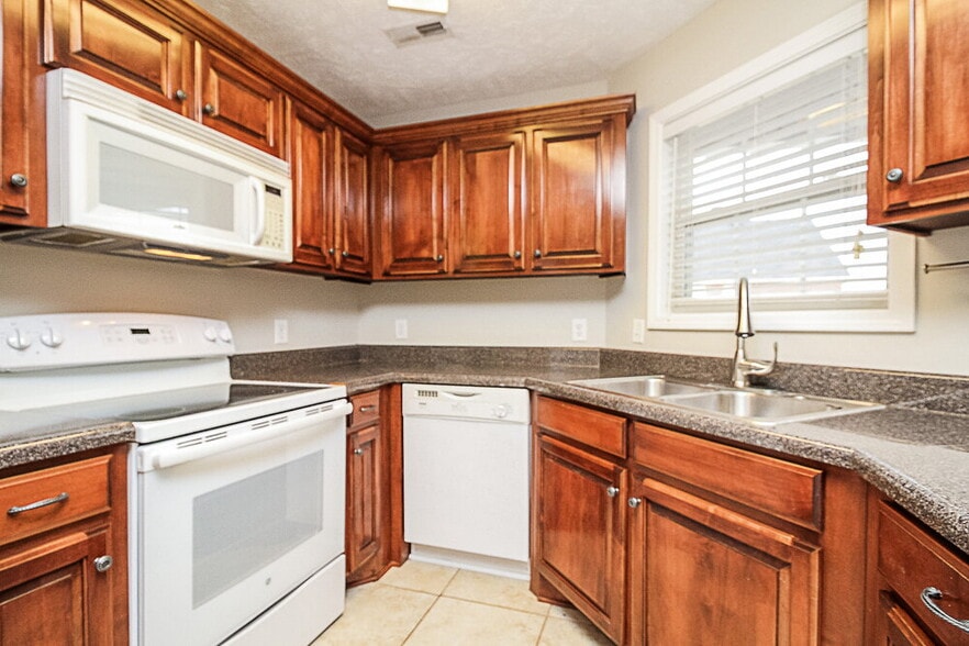 Building Photo - 3033 Mesquite Dr