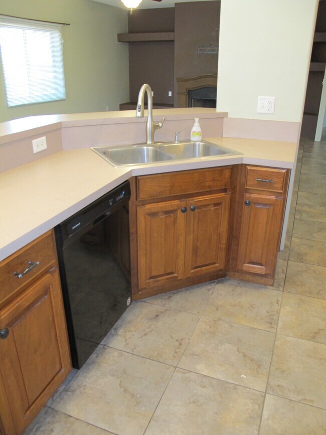 Building Photo - 1305 E Linden St