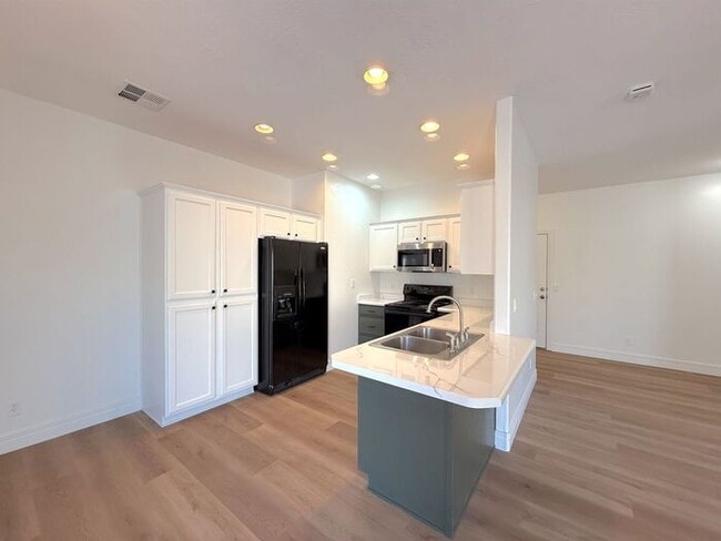 Building Photo - 3 Bed, 2 Bath, 2 Car garage Duplex Unit