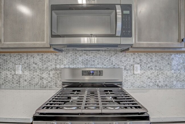 Building Photo - Updated Townhome with 1 Car Garage - close to Southpoint!