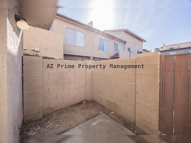 Building Photo - 4828 W Orangewood Ave