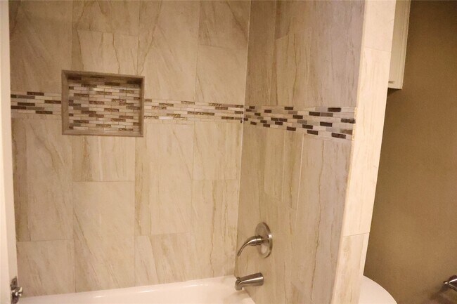 Building Photo - 2215 Silver Falls Dr