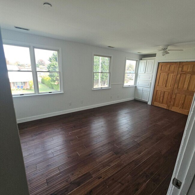 Building Photo - Elegant 5-Bedroom, 4-Bath Home with Expansive Living Spaces