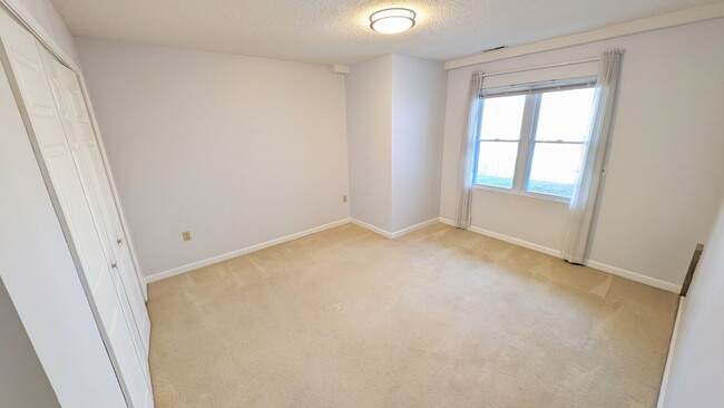 Building Photo - Spacious Apt - No Step Entry - Utilities I...