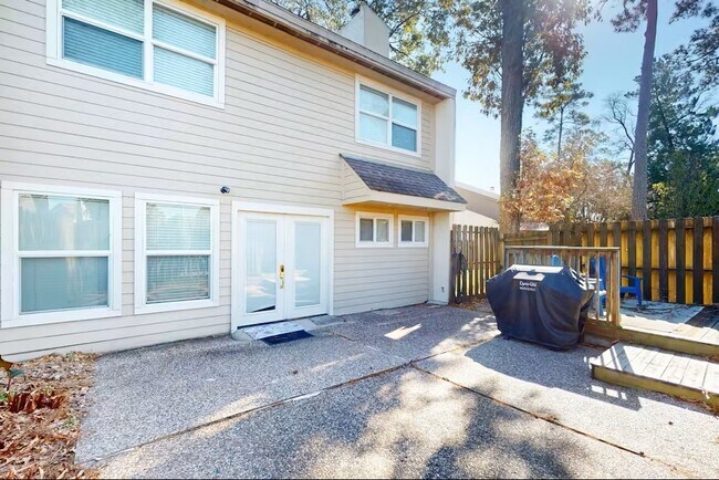 Building Photo - 3935 Knollcrest Dr