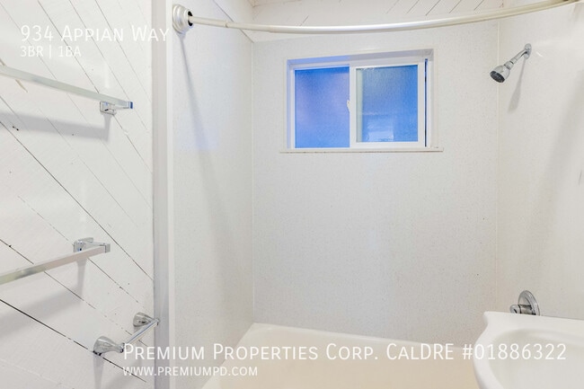 Building Photo - 934 Appian Way