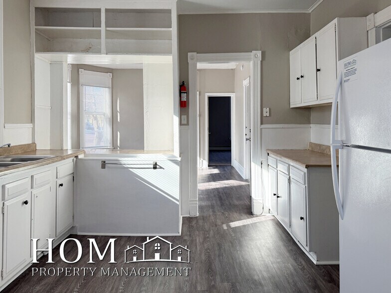 Building Photo - 229 Center St