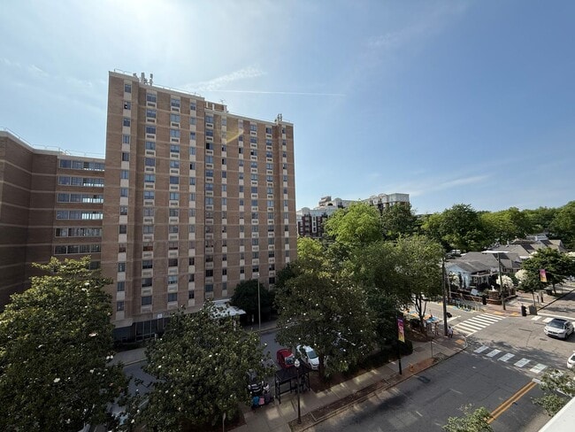 Building Photo - Stunning 1BD, 1.5BA Downtown Raleigh Condo...