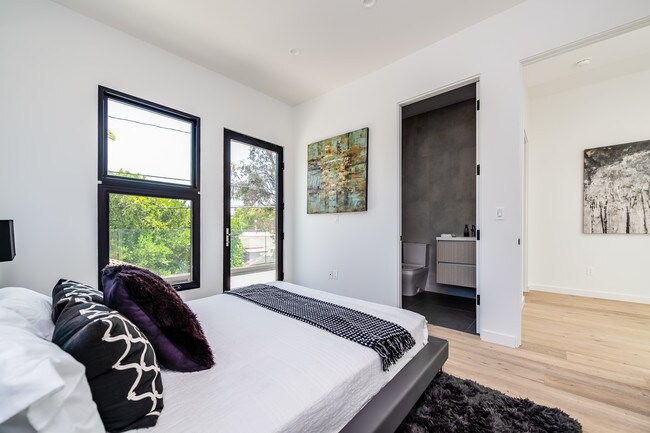 Building Photo - 370 N San Vicente Blvd