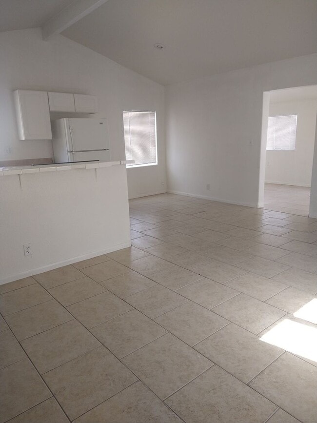 Building Photo - Nice and Quite 1 bedroom 1 bath with Bonus...