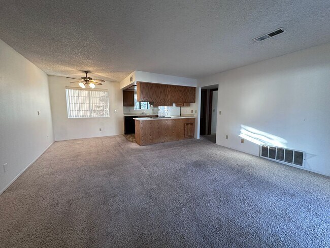 Building Photo - 2BB 2BA Condominium, Utilities Included