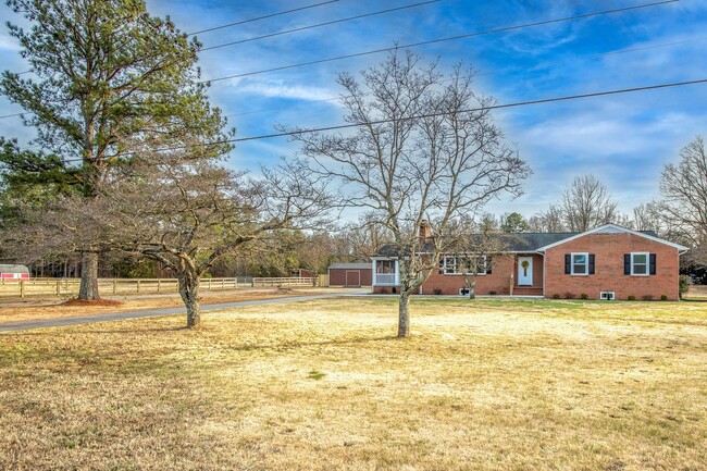 Building Photo - Remodeled 5 Bedrooms, 3 Full Baths