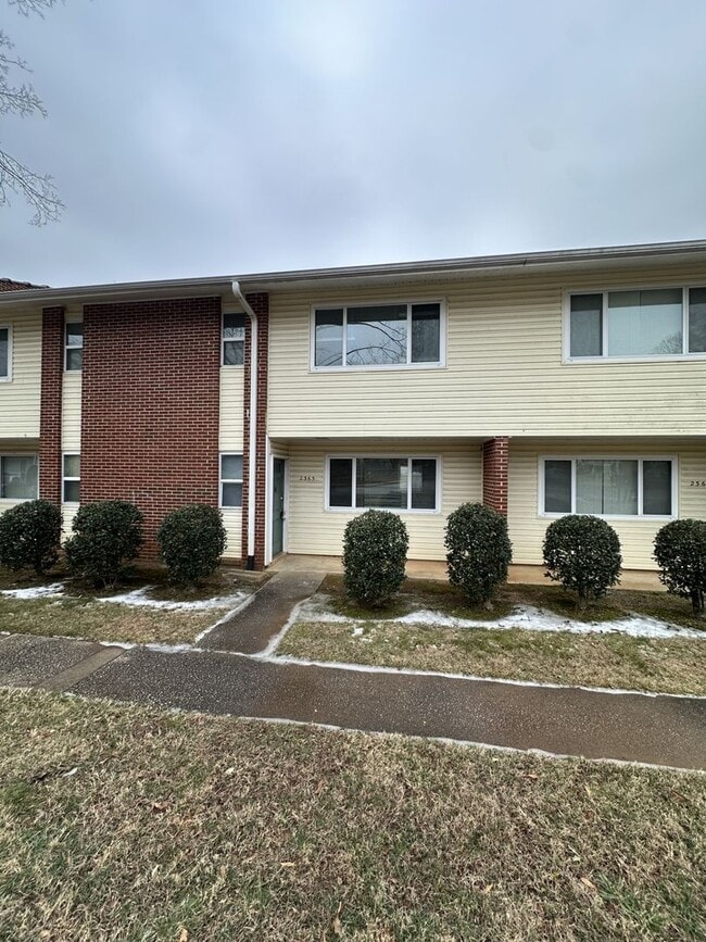 Building Photo - 3 Bedroom 2.5 Bathroom Condo!