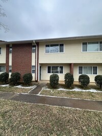 Building Photo - 3 Bedroom 2.5 Bathroom Condo!