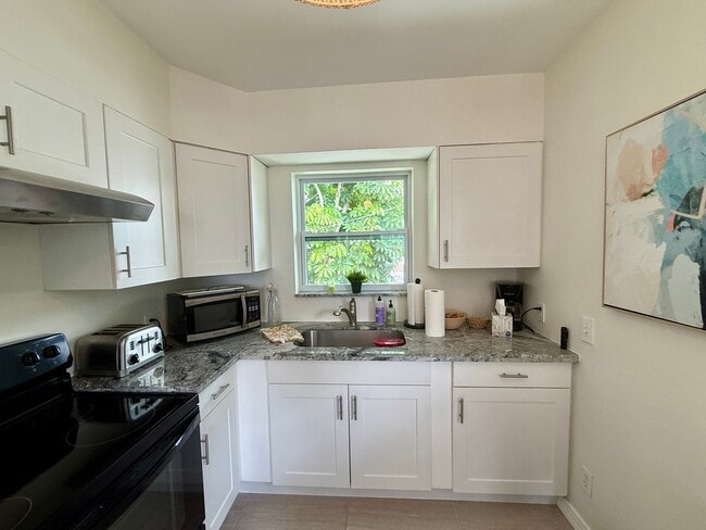 Building Photo - Fully furnished 1/1 Apartment Old NE