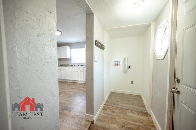 Building Photo - 505 Racine St