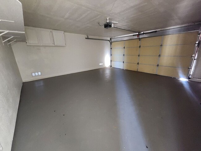 Building Photo - Welcome to this 2 Bedroom 1 bath home on a corner lot!