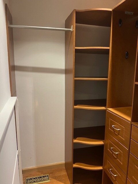 Walking Closet - 1554 Willow Pond Dr