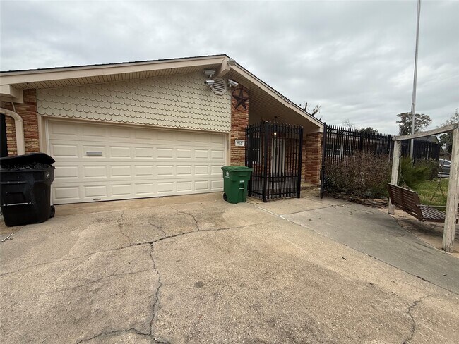 Building Photo - 822 Hidden Valley Dr