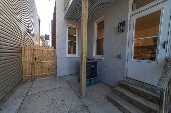 Building Photo - 617 E Chestnut St