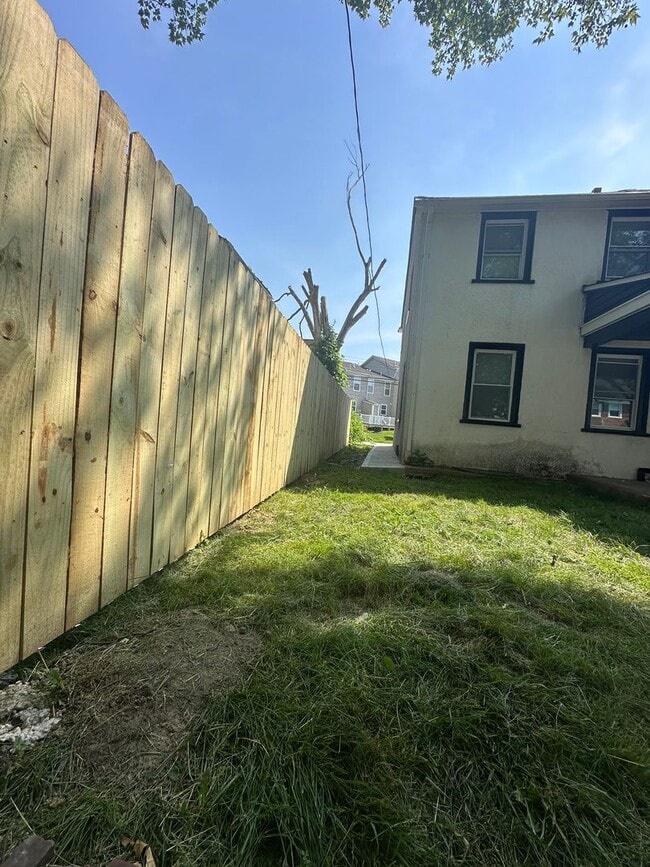 Building Photo - Beautiful renovated 3 bedroom townhome