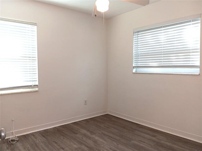 Building Photo - 4942 Oxford Ave N