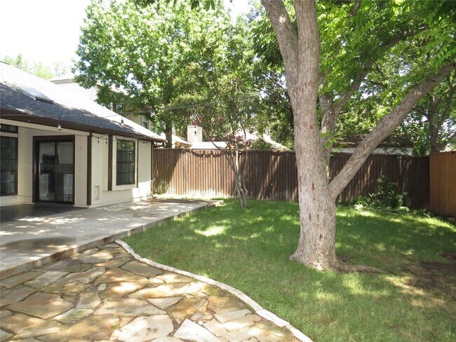 Building Photo - 2308 Crestmeadow St